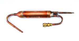 Filtr odwadniacz do urządzeń chłodniczych 30 g do urządzeń chłodniczych 6mm x 6mm + zaworek AVX uniwersalny  lodówkowy